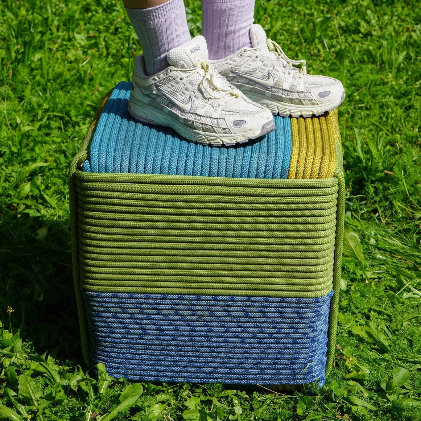 Ein Hocker aus Kletterseilevon Baut Studio, Thibaut Wenger