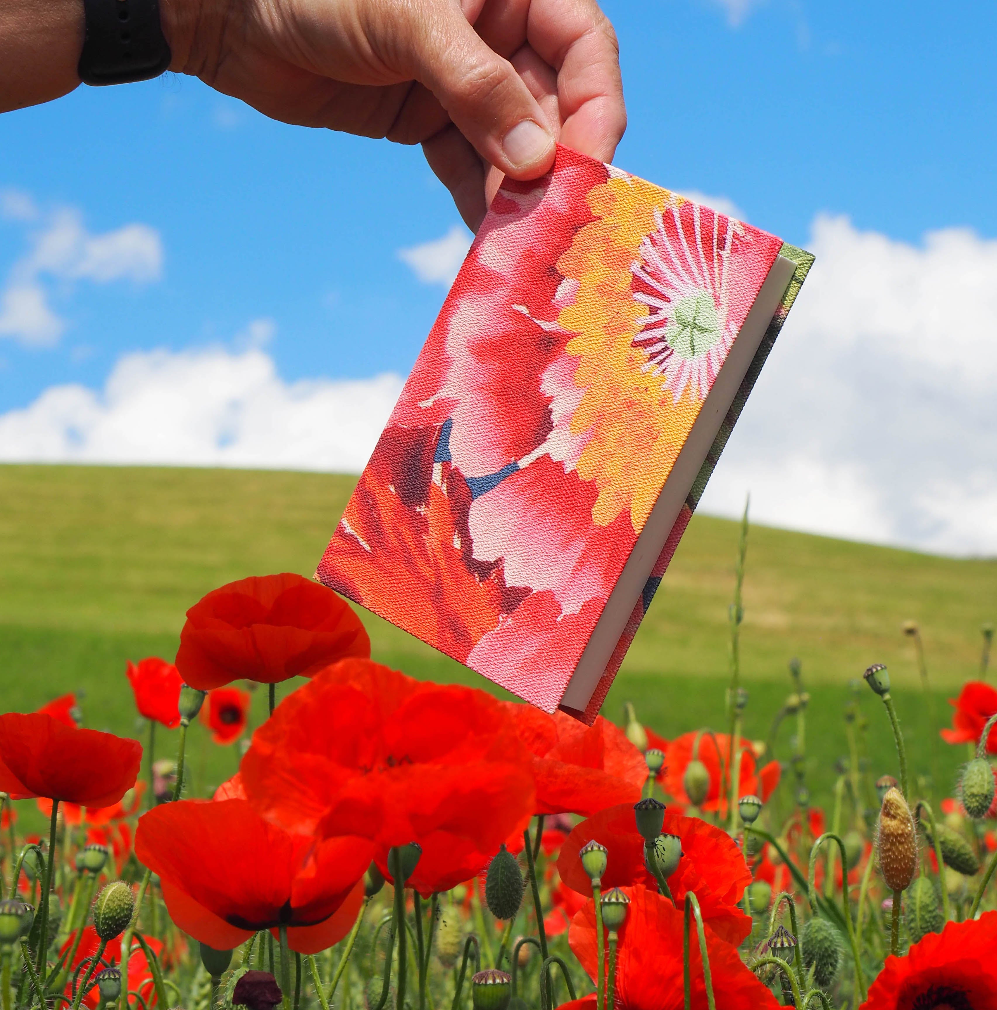 Notizbuch A6, Design Kimono, aufgenommen in einm Feld mit Mohnblumen