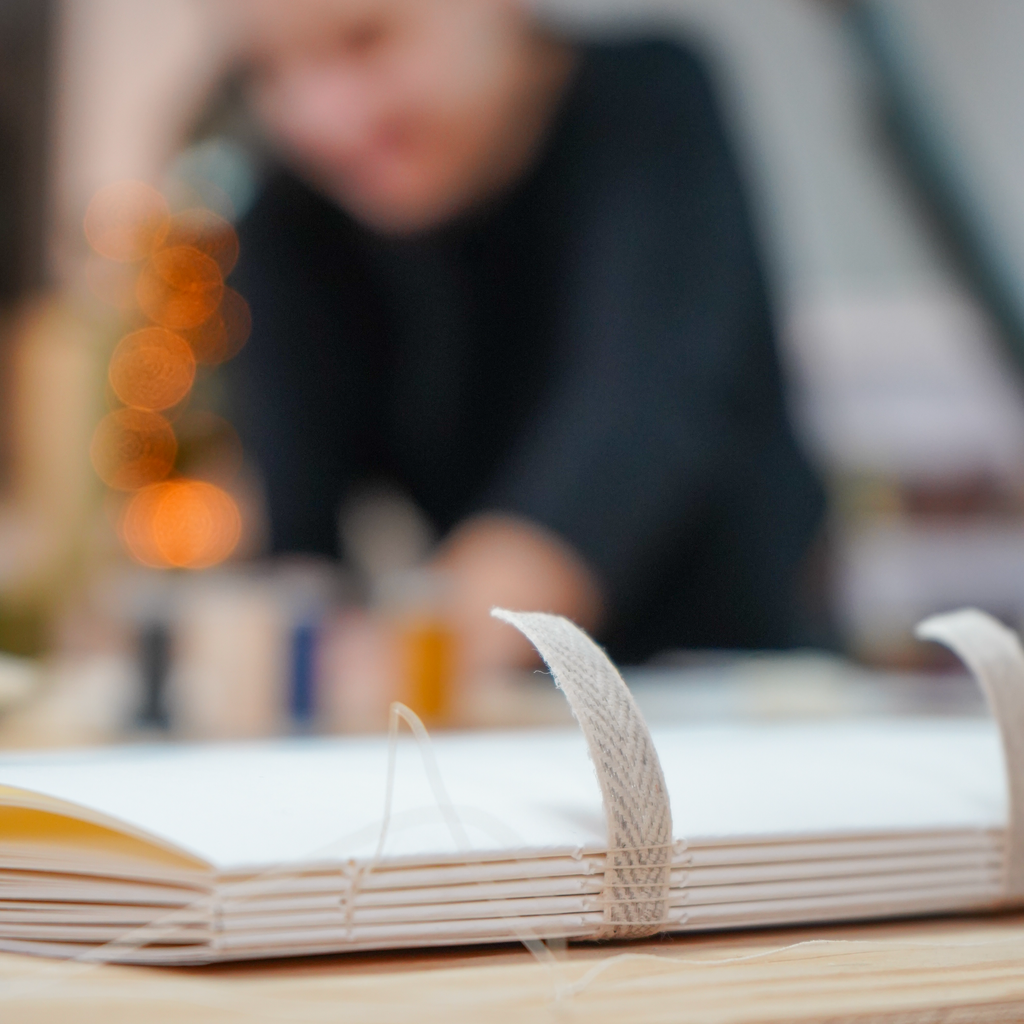 Buchbindeworkshop. Eine Rückenheftung mit Nadel und Faden