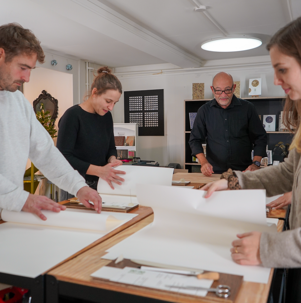 Buchbindeworkshop im Atelier 1818, der Start mit Bogen falzen