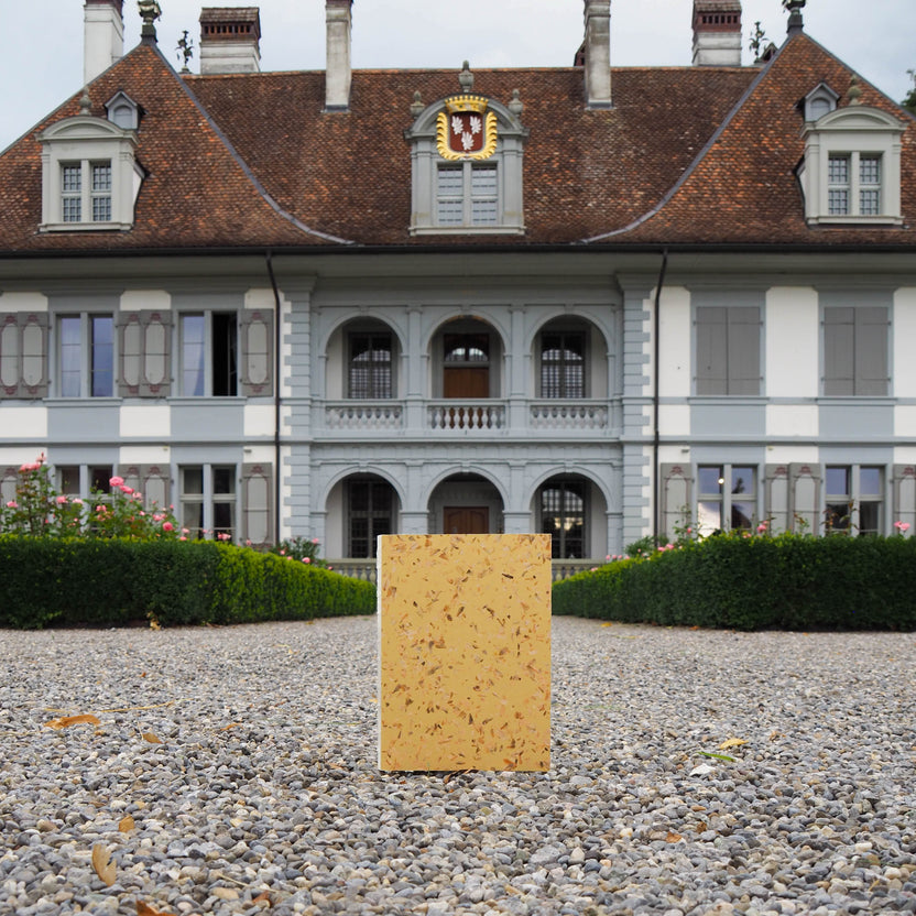 Handgebundenes Notizbuch vor dem Schloss Oberdiessbach